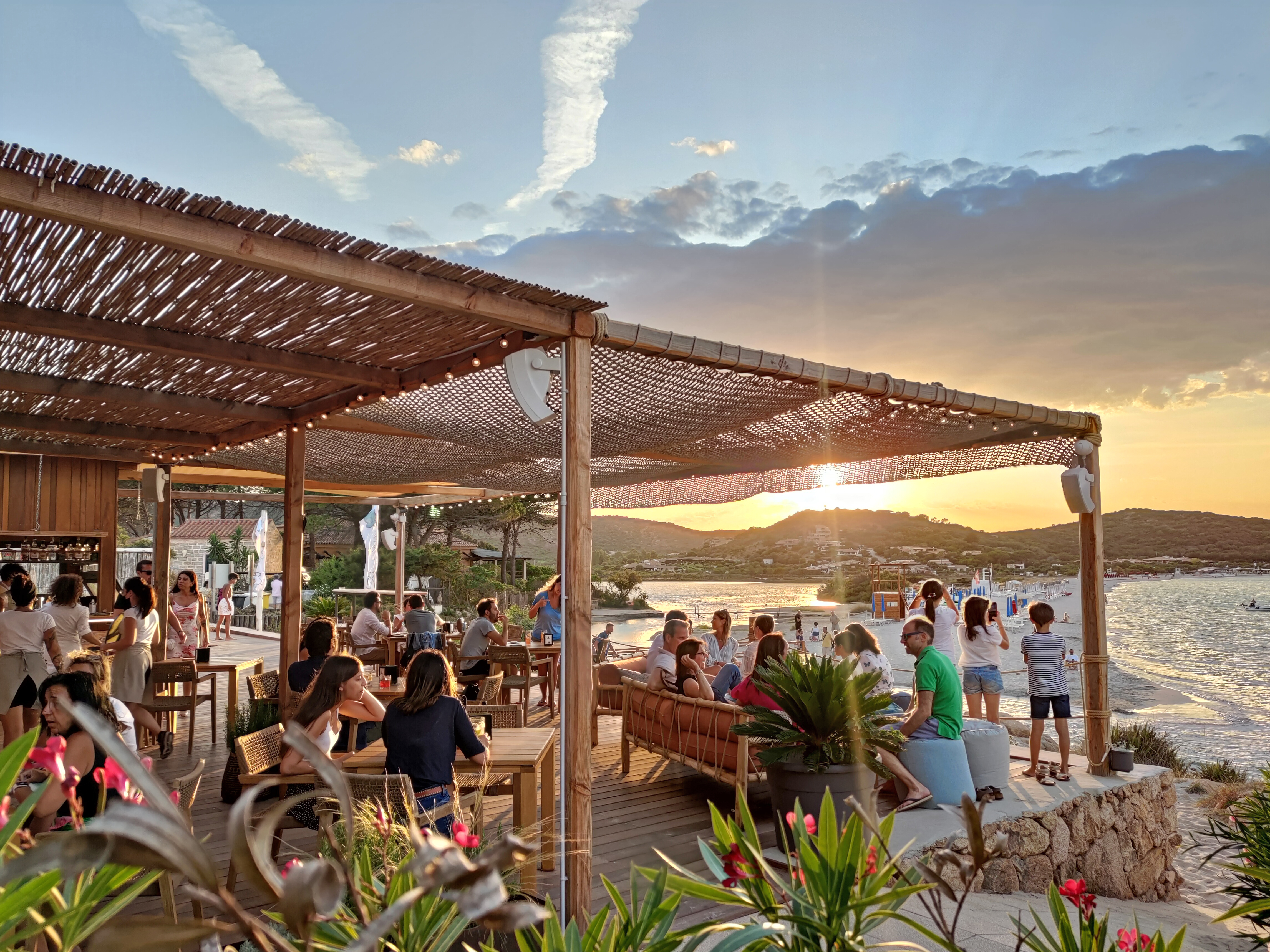 Tavernetta Beach Bar bei Sonnenuntergang