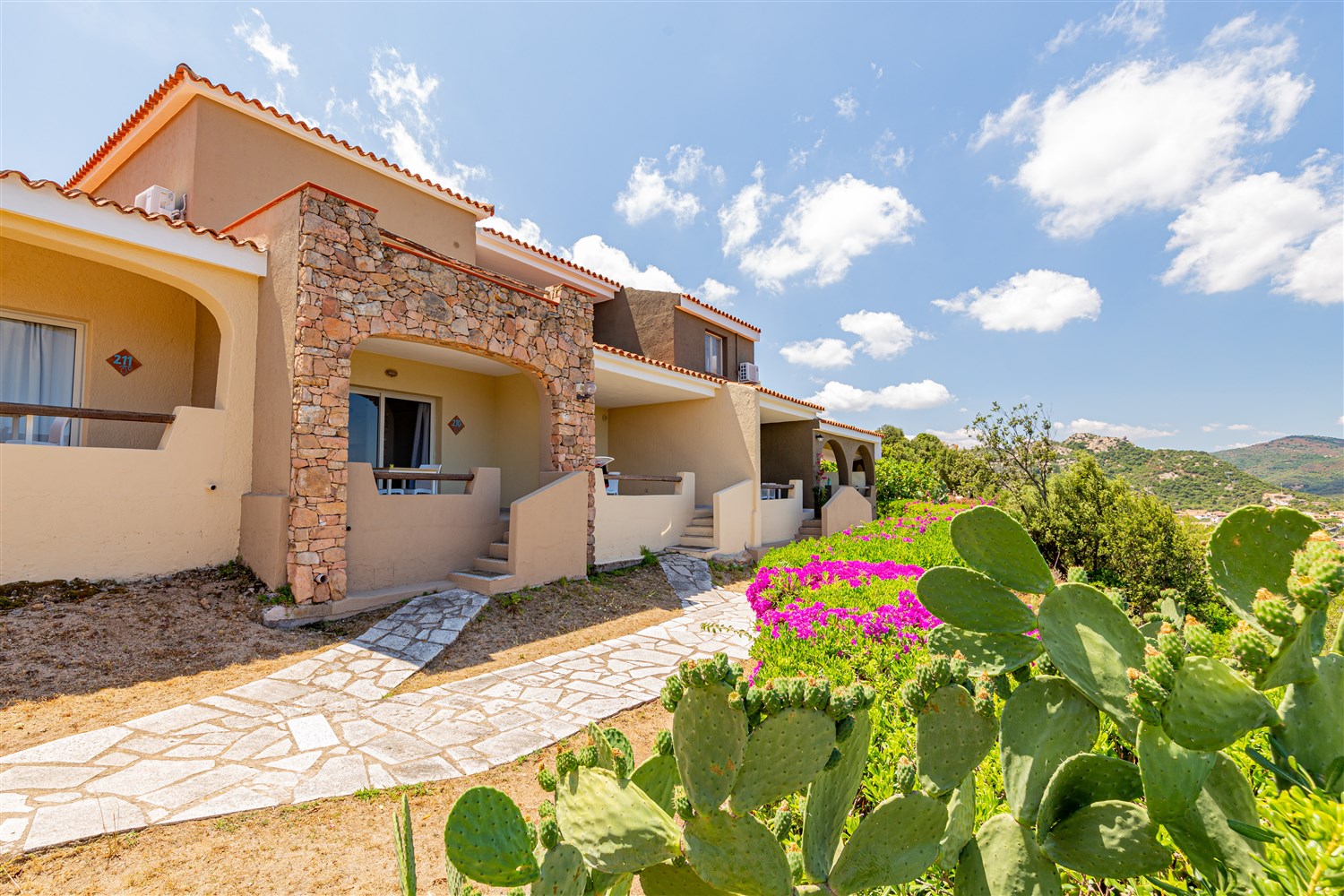 Hotelgebäude mit Garten