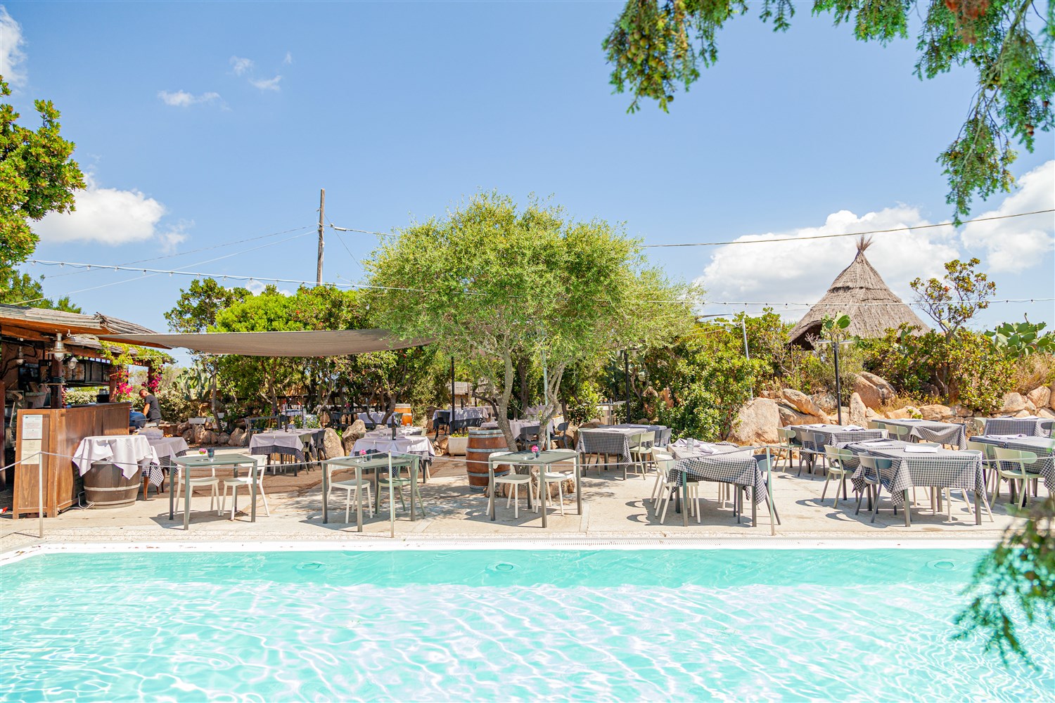 Pool-Terrasse mit Restaurant